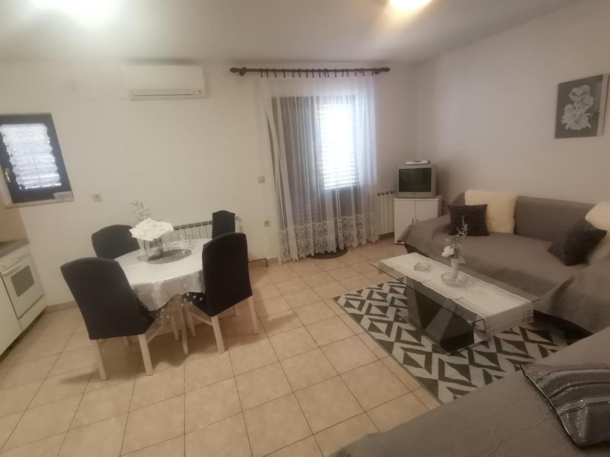 Apartments Petrica Malinska Εξωτερικό φωτογραφία